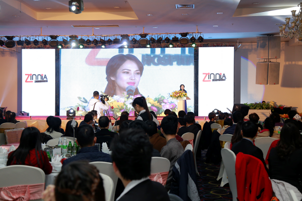 Chị Nguyễn Thu Cúc – Chủ tịch HĐQT phát biểu khai mạc chương trình “Đại tiệc 20 năm – Gia đình Zinnia”