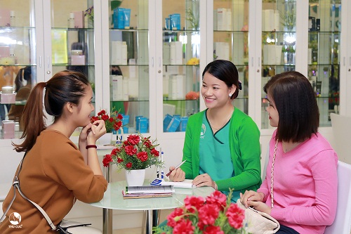 Tại cơ sở mới ở Bắc Ninh, gương mặt ai cũng rạng rỡ khi vừa được làm đẹp tự nhiên, cam kết an toàn – hiệu quả lâu dài vừa có cơ hội nhận những phần quà “đặc biệt” từ Thu Cúc Clinics.