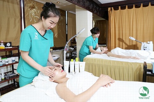 Tại đây, khách hàng được chăm sóc da với các liệu pháp thiết kế chuyên biệt bởi 100% kỹ thuật viên là điều dưỡng viên có trình độ y khoa bài bản.